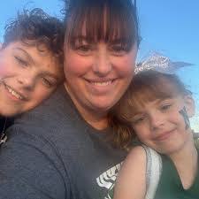 Stephanie Bate's Instagram, Twitter & Facebook