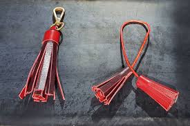 Creer Des Pompons En Cuir Pour Sac Ou Porte Cles 2 Couleurs Deco Cuir En 2020 Pompon En Cuir Deco Cuir Travail Du Cuir