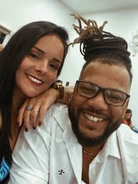 Babe, Hoje não é só o teu aniversário. Hoje é um marco. São 50 anos de vida  e 11 anos de estrada feita lado a lado, estrada com poeira, sol forte,  curvas