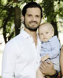 Via hun officiële instagram account wensten ze iedereen fijne feestfagen en een gelukkig nieuwjaar. Sweden S Prince Carl Philip Their Youngest Son Prince Gabriel In July 2017 Prinzessin Sofia Prinz Carl Philip Prinzessin
