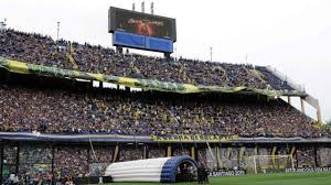 Alors, en attendant de rallier le monumental, le stade de leur voisin et rival, les jaune et bleu ont squatté une dernière fois leur antre, la bombonera. Video Copa Libertadores Ambiance Folle A L Entrainement De Boca Juniors Brignoles Maville Com