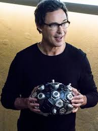 No Flash In The Pan Tom Cavanagh Loves His Job Hollywood Outbreak Toms Eobard Thawne The Flash