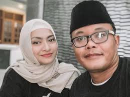 Rabu, 02 desember 2020 21:38 nathalie holscher baru saja mengungkapkan awal mula mengapa ia bisa jatuh cinta pada sule. Viral Ungkap Janji Setia Komedian Sule Lamar Nathalie Holscher Informasi Berita Terkini Dan Terbaru Hari Ini