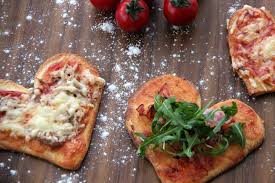 Valentinstag Rezept Leckere Herzpizza Stilechtes Nicht Nur Ein Mamablog Essen Valentinstag Essen Valentinstag Rezepte