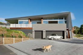 Let's look at six good reasons why building your home on a sloped lot. Modern Home Design In Au With A Massive Triangular Shed Roof