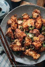The amount of sodium for a variety of types and serving sizes of pork chops is shown below. Salt And Pepper Pork Chops æ¤'ç›çŒªæŽ' Omnivore S Cookbook