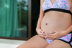 Avoid hot tubs (but hot baths are fine if you're trying to get pregnant) avoid hot tubbing after you get pregnant because it increases the chance of birth defects. Pregnant Woman Can Relax In A Hot Bath Or Sauna Daily Mail Online