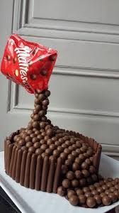 Gravity Cake Aux Maltesers Ou Gateau Suspendu Un Peu De Patience Pour En Mettre Plein La Vue Gravitycake Gravity C Gravity Cake Anti Gravity Cake Beer Cake