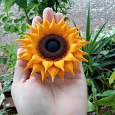 Bunga sempurna (perfect flower), yaitu bunga yang kedua bagian fertil atau reproduksinya (stamen dan pistilum) ada dalam satu bunga. Pin On Paper Quilled Sunflowers