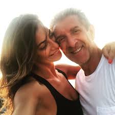 Nell'italia di metà anni 1960, ancora in pieno boom economico, vittorio ferrari è un perditempo sfaticato, dedito più che altro alle corse dei cavalli, il qu. Ezio Greggio Increasingly In Love With His Girlfriend Romina During The Quarantine He Saved My Line