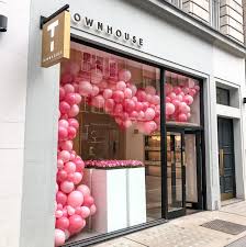 Bubblegum Balloons Merchandising Ideas Of Merchandising Merchandising Visual Merch Boutique Window Displays Store Design Boutique Visual Merchandising