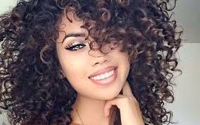 In tante mi avete chiesto come sistemo il mio nuovo taglio corto.in effetti è un po' piu' difficile rispetto ai capelli lunghi, ma in questo. Equipe Valentina Tendenze Capelli Ricci 2020 Uno Dei Trend Piu Cool Per Il Prossimo Anno E Non Solo Asimmetrici Tinti Corti O Pari I Capelli Boccolosi E Voluminosi Mi Hanno