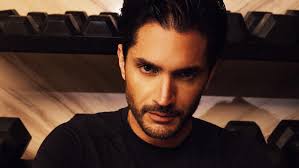 Daniel Elbittar: Nos habla de "Caras Vemos” la comedia que explora la  imperfección familiar