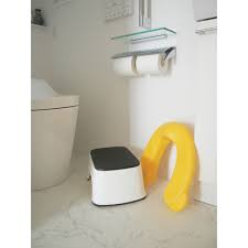 質問していただいてたトイレの踏み台と補助便座 両方 楽天roomに載せました 踏み台は白色を探していてこちらを発見 補助便座は柔らかい素材で出来ています 我が家のトイレはアラウーノで陶器ではないため プラスチックの補助便座だと塗装が剥げたというのを