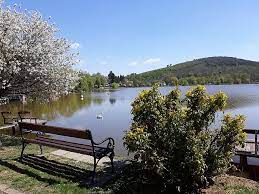 A tavon télen (amikor a tó vize befagy) korcsolyázni is lehet. Banki To A Paloc Balaton Kozel Es Tavol Magyarorszag Utazas