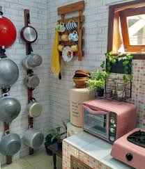 Gunakanlah cat 2 warna yang cerah untuk dapur anda, dengan begitu dapur anda kelihatan indah dari pada harus dibiarkan dengan 1 warna saja atau bahkan tanpa warna. 10 Model Dapur Minimalis Sederhana Yang Hemat Budget