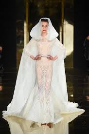 In den klassischen brautmodenateliers kann man zwar auch fündig werden, aber im regelfall beginnen die kleider und röcke dort ab 500€ aufwärts. Brautmode Die Schonsten Designer Brautkleider 2018 Brigitte De