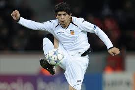 Éver banega (éver maximiliano david banega, born 29 june 1988) is an argentine footballer who plays as a centre midfield for spanish club sevilla fc. Vom Eigenen Auto Uberrollt Ever Banega Damals Fc Valencia Vergass An Einer Tankstelle Die Handbremse Seines