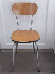 Relooker des chaises de salles à manger en osant la couleur vous adorez la forme et l'assise confortable de vos chaises de salle à manger mais avec le temps, vous vous êtes lassé(e) de leur couleur et vous avez envie de leur apporter un coup de jeune ? Relooker Des Chaises En Formica Eleonore Deco Officiel Facebook