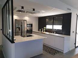 cuisine blanche ouverte avec ilot hotte de plafond cuisines design amenagement cuisine ouverte plafond cuisine