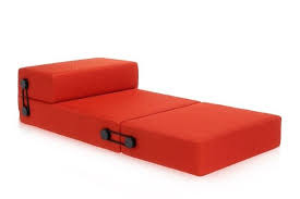 Il pouf letto è, generalmente, a forma di cubo ma può avere anche un design tondeggiante: Pouf Letto Un Posto In Piu In Uno Spazio Minimo