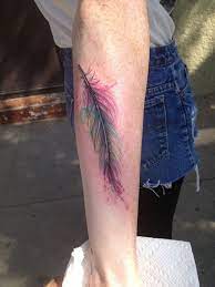 Die bedeutung variiert stark abhängig von der feder, die graviert wird. Bunte Feder Tattoo Tattooidee Com