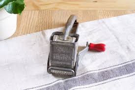 Mouli Grater Rape A Fromage Bouton En Bois Rouge Moulinex Etsy Grater Usb Flash Drive Convenience Store Products