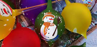 Fabrica de globuri a lui mos craciun, din arges, asteapta nerabdatoare vizitata micutilor curiosi, sa le prezinte locul unde prind forma decoratiunile de iarna. Turist In Romania Fabrica De Globuri De La Curtea De ArgeÈ™