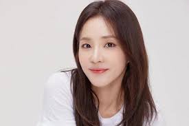 Sandara park started her career first in the philippines as an entertainer. 1abuqclowtxwvm