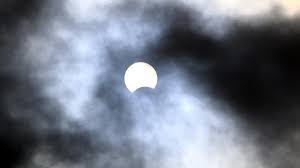 Totale sonnenfinsternis am himmel zu sehen. 5yzdsxh6ns4o M