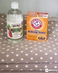 The baking soda acts as an aggregate for breaking up the soap scum. Using Baking Soda Vinegar For Cleaning A Z