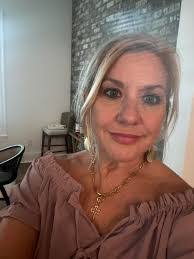 Karin Leslie's Instagram, Twitter & Facebook