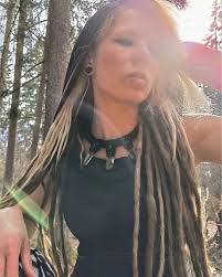 A witch bracelet I wove with garnet and black waxed cord! 🧙‍♀️❤️  https://aleistudios.com/