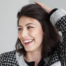 In the middle of a snowstorm, dev invites francesca—who is in town accompanying her fiancé on his work trip—over to his place to watch l'avventura. Master Of None S Alessandra Mastronardi Still Gets Food Porn Texts From Aziz Ansari Vanity Fair