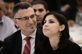 בעברו כיהן בתפקיד שר התקשורת והיה פובליציסט, מגיש רדיו וראש המכון לאסטרטגיה ציונית. P4kcz18zvszy M