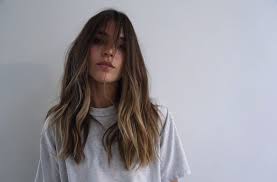 Frisuren Trend Aus L A Dieser Schnitt Zaubert Mega Volumen In Dunne Haare Haarschnitt Fur Dunnes Haar Haarschnitte Fur Feines Haar Haarschnitt Lang