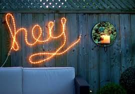 Schriftzug Aus Neonlampen Lichtschlauch Aussen Garten Outdoor Bereich Deko Ideen Neon Led Lichtschlauch