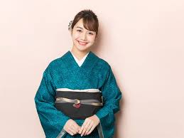 アラフォー女性の持つ色気を引き出してくれる着物ですが 和装メイクが必要と気構えなくても大丈夫 普段のメイク アイテムやテクニックに aするだけで r40の着物メイク は作れるんです 簡単なのに美しい 着物セルフメイクをご紹介します 小顔 メイク 着物