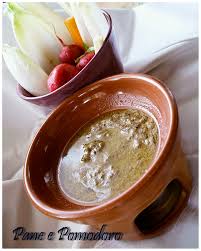 La bagna cauda, bagna caoda, o letteralmente salsa calda in dialetto piemontese, è un condimento a base di aglio, olio e acciughe che viene servito assieme alle verdure sia cotte che crude. Settembre 2012 Paneepomodoro