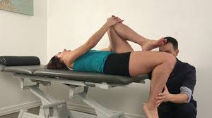 6 Etirements Du Psoas Pour Soulager Votre Mal De Dos Lombafit Le muscle psoas tient son origine de la partie interne de la cuisse et passe à l'intérieur du bassin pour s'attacher sur les vertèbres du bas du dos. du psoas pour soulager votre mal de dos
