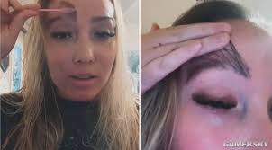 国外女子在眉毛处植发结果长太快需要用梳子打理|游民星空