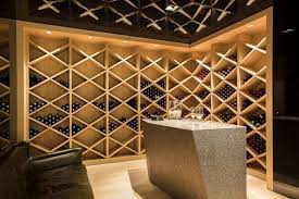 Para decorar las paredes de la sala pequeña, los cuadros son una excelente opción. Tus Vinos En Condiciones Con La Decoracion De Bodegas Prodecoracion