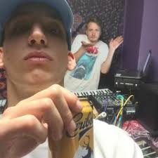 Stream s e l f s t e a m music