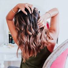 Ob Mit Oder Ohne Styling Tools Wie Wickler Oder Lockenstab Wir Erklaren Wie Glatte Mahnen Ganz Fix Wun Frisur Glatte Lange Haare Welliges Haar Locken Machen