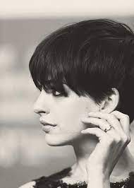 Pin By Carol Beck On Celebrity Short Haircuts Short Hair Styles Anne Hathaway Short Hair Short Dark Hair