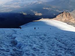 Elbrus gilt als junger vulkan, da die gebirgszüge dieses ortes vor etwa zwanzig millionen jahren gebildet wurden und die unmittelbaren ausbrüche des rauen berges vor etwa fünfzehn millionen jahren stattfanden. UrcÄƒ Pe Cei Mai InalÈ›i Vulcani De Pe Cele 7 Continente