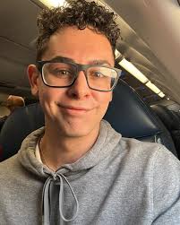 Just a lil razzle dazzle to add to the grid ☺️ . . . #travel #dancer  #mendancetoo #güdvybes #güdlyfe #travelingboii #travellife  #forevertraveling #travelingone8countatatime #happyboii