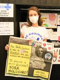 Como se fosse a primeira vez cartaz. Mariana Ximenes Protesta Contra Bolsonaro Ao Receber Vacina Da Covid