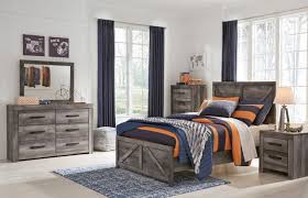 Showcasing clean lines and plank style replicated oak, the wynnlow bedroom collection perfectly captures. Signature Design By Ashley 4 Piece Wynnlow Rustic Gray Full Panel Bedroom Set B440 55 86 31 36 92 Miskelly Furniture