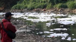 4 pencemaran udara pencemaran udara merupakan satu keadaan yang melibatkan pengenalan sebarang bahan kimia, jirim zarahan atau bahan biologi yang boleh menyebabkan mudarat atau ketidakselesaan kepada manusia atau organisma. Suramnya Mutu Air Sungai Indonesia Tirto Id